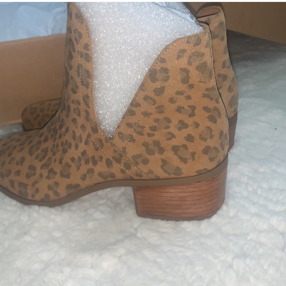 Matisse real suede New in box cutout booties - Picture 4 of 7